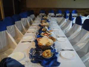 ペトロシャニにあるPensiune Restaurant Casa Sofiaの長いテーブルに盛り付けられたお皿