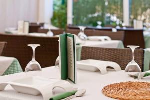 A restaurant or other place to eat at Porto de Rinlo