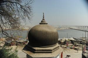 a large object sitting on top of a building at Kila Todarmal Heritage Stays in Dārāganj