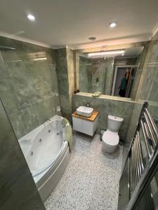 Un baño con bañera, inodoro y lavabo. en The Green Dream, en Warlingham 20 fotos más