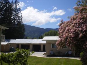 Gallery image of Riverbend Guest House in Chilliwack