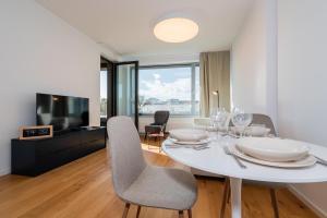 Televisyen dan/atau pusat hiburan di Skypark Nest City free park Living with Style