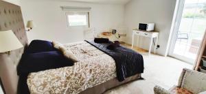 Postel nebo postele na pokoji v ubytování Chambre cosy avec terrasse sur la colline boisée, parking privé, jardin, calme, climatisation, 10 mn pont du Gard num7 + 14 fotografií