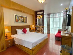 Ένα ή περισσότερα κρεβάτια σε δωμάτιο στο Moon Hotel Cau Giay