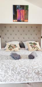 Postel nebo postele na pokoji v ubytování Chambre cosy avec terrasse sur la colline boisée, parking privé, jardin, calme, climatisation, 10 mn pont du Gard num7