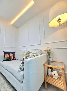 ソウルにある#Hongdae EXIT2#DELUXE APT#New Building#Luggage storage#Parkingのソファとテーブルのあるリビングルーム