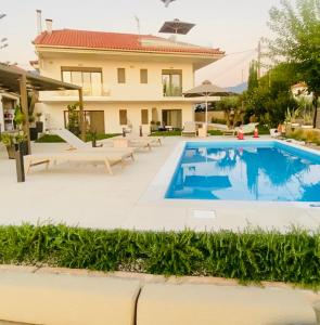 Πισίνα στο ή κοντά στο Blue Lagoon Suites at Stoupa