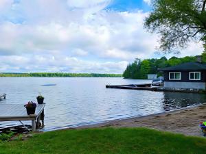 una casa en un muelle junto a un lago en Balsam Lake - 2-Bedroom Cottage #2, en Kawartha Lakes
