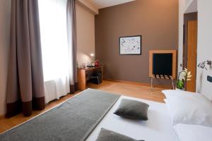 sypialnia z łóżkiem i dużym oknem w obiekcie Best Western Ars Hotel w Rzymie