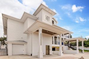 a white building with a sign on it at Grant Street Inn, an Ascend Collection Hotel in Dunedin