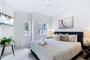 Postel nebo postele na pokoji v ubytování Park Avenue 1BR Hideaway King Bd Private Courtyard + 18 fotografií