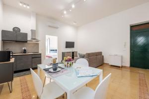 Η κουζίνα ή μικρή κουζίνα στο Almaré Apartment Mondello