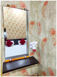 Koupelna v ubytování Hotel R-NANDAN G-H # Near Ram Janambhoomi With #Wifi #Reataurant# Facilities Excellent Customer Service- A Best Hotel In Ayodhya!