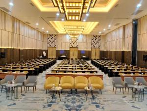 ein leerer Konferenzsaal mit Tischen und Stühlen in der Unterkunft Trio Azana Style Kebumen in Kebumen + 63 Fotos