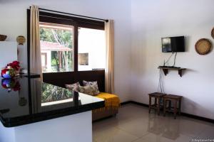 Habitación pequeña con cama y ventana en Pipa Casa Peixoto (Condomínio Pipa Natureza), en Pipa