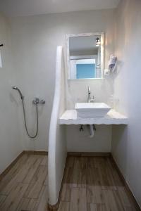 Bathroom sa Nikos Rooms