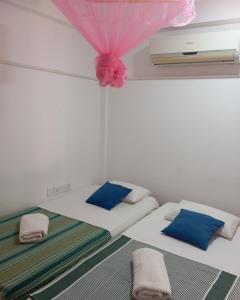 Postel nebo postele na pokoji v ubytování H&M Resort Arugambay