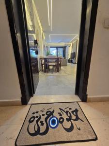 Eine Türmatte in einem Haus in der Unterkunft Stylish Apartment in New Admin Capital Celia Cairo in Madīnat al Amal