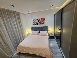 ein Schlafzimmer mit zwei Betten und einem Spiegel in der Unterkunft Stylish Apartment in New Admin Capital Celia Cairo in Madīnat al Amal