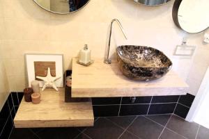 Phòng tắm tại Mediterranean Apartment Pool & Parking +51 ảnh