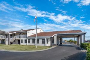 Un edificio con una bandera estadounidense en frente. en Quality Inn Panama City North, en Panama City