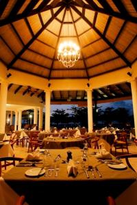 Majoituspaikan Coyaba Beach Resort ravintola tai vastaava paikka