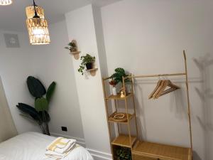 Ένα ή περισσότερα κρεβάτια σε δωμάτιο στο Cozy Studio Retreat in Croydon