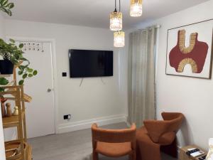 Μια τηλεόραση ή/και κέντρο ψυχαγωγίας στο Cozy Studio Retreat in Croydon