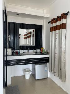 a bathroom with a sink and a mirror at Joy Houses Haadrin in Haad Rin