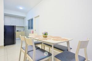 eine Küche mit Tisch und Stühlen und einem Kühlschrank in der Unterkunft Kajang - 10min to IOI City Mall - 4B2B 7pax - 2 parking in Kajang