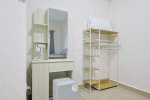 ein Badezimmer mit einem Waschtisch mit Spiegel und Regal in der Unterkunft Kajang - 10min to IOI City Mall - 4B2B 7pax - 2 parking in Kajang + 35 Fotos