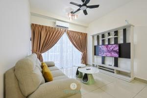 ein Wohnzimmer mit Sofa und Fernseher in der Unterkunft Kajang - 10min to IOI City Mall - 4B2B 7pax - 2 parking in Kajang