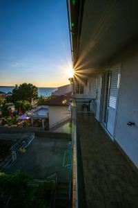 - Vistas al balcón de una casa con vistas a la puesta de sol en Diana Rooms and Apartments, en Starigrad-Paklenica