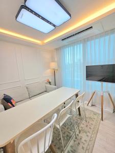 ソウルにある#Hongdae EXIT2#DELUXE APT#New Building#Luggage storage#Parkingのリビングルーム(大きな白いテーブルと椅子付)