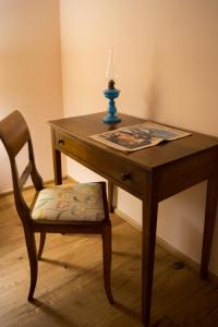 Da Titta في بيتيجليانو: طاولة خشبية مع كرسي وشمعة