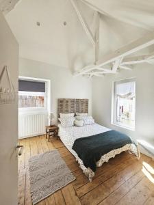 Postel nebo postele na pokoji v ubytování Chambre d'hôtes charme Le Trèfle près du Futuroscope