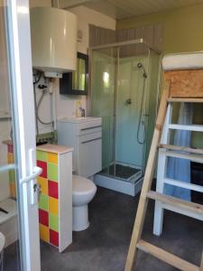 Un baño con ducha, inodoro y lavabo. en Evasion maritime plage et port, en Cherbourg-en-Cotentin