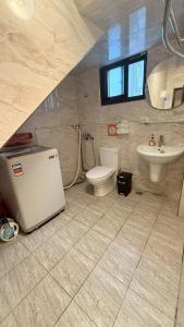 a bathroom with a sink and a toilet and a sink at 伊勾瑞行旅 in T'ung-ko +8 photos