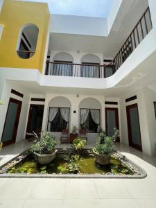 a large house with a koi pond in the middle at Memoir Homestay Tuy Hòa in Liên Trì (3)