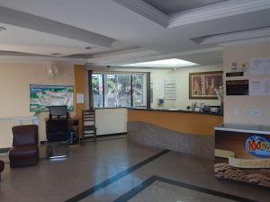 a waiting room with a counter in a hospital at Hotel Colorado in Aparecida