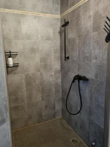 doccia con tubo in bagno di Spacious home with balcony! a Pärnu Altre 6 foto