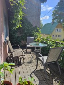 un patio con sedie e un tavolo su un ponte di Spacious home with balcony! a Pärnu
