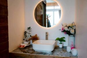 a bathroom with a large sink and a mirror at Phupetra in Ban Thung Phan Ha