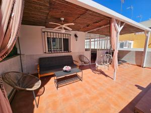 una sala de estar con un sofá y una mesa en La Maison du Port, en Puerto Sagunto