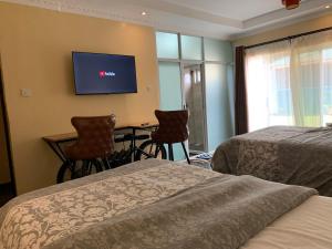 Una cama o camas en una habitación de JKIA Inn