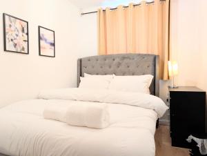 a bedroom with a bed with two white pillows at 2 Bed - Sleeps 4 - Free Parking - 5 Min to Centre in Manchester