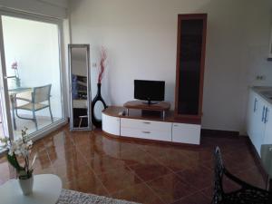 salon z telewizorem na komodzie z lustrem w obiekcie Studio Legend w Rovinj