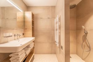 een badkamer met een wastafel en een douche bij Strandhotel Duinoord in Vrouwenpolder