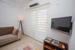 TV a/nebo společenská místnost v ubytování Yenier Apart Kas