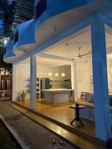 Una cocina y una sala de estar de una casa por la noche. en Portobello Guest House, en Mirissa